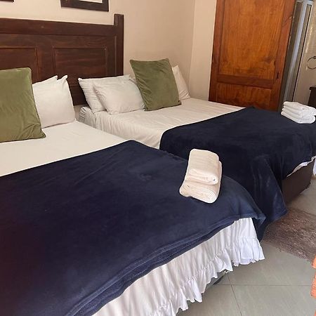 Travetel Or Tambo Airport Hotel Kempton Park Bagian luar foto