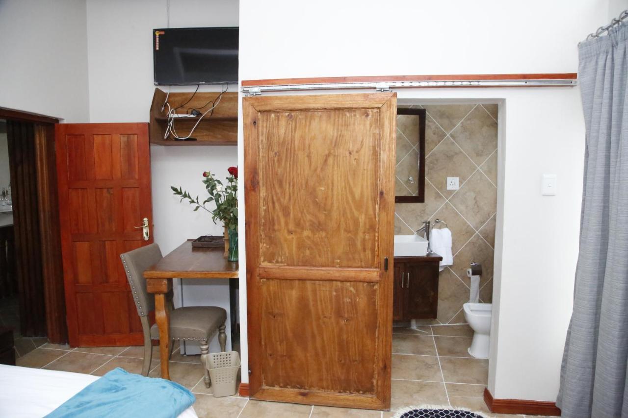 Travetel Or Tambo Airport Hotel Kempton Park Bagian luar foto