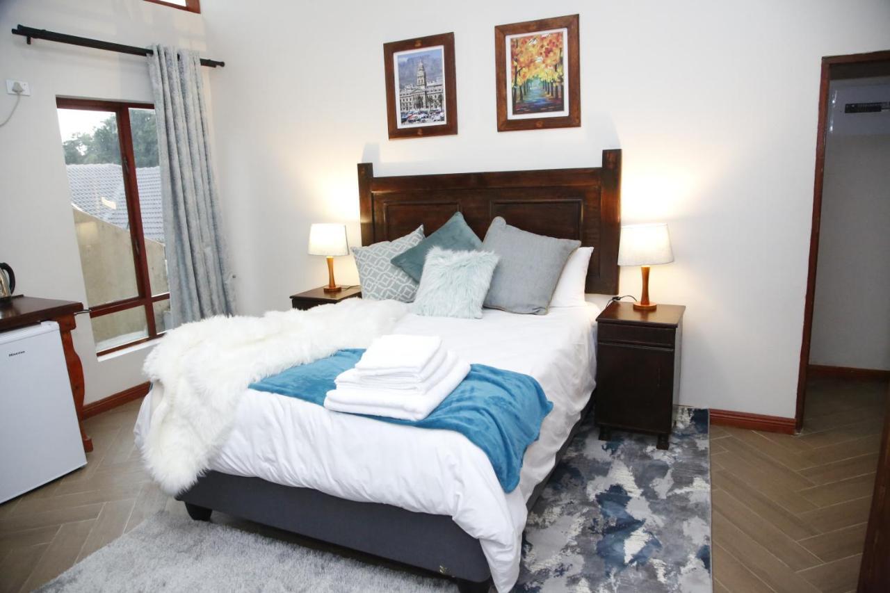 Travetel Or Tambo Airport Hotel Kempton Park Bagian luar foto