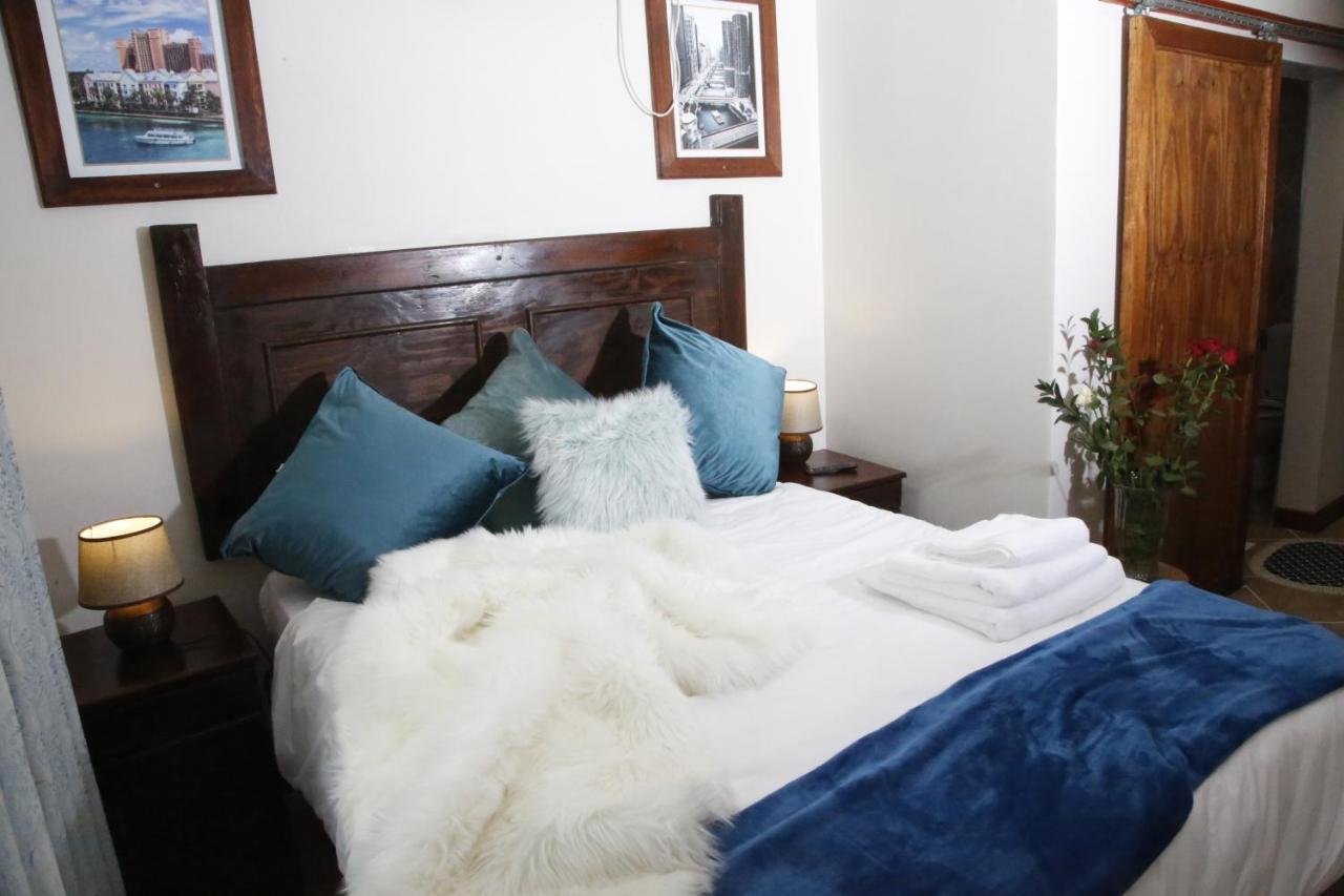 Travetel Or Tambo Airport Hotel Kempton Park Bagian luar foto