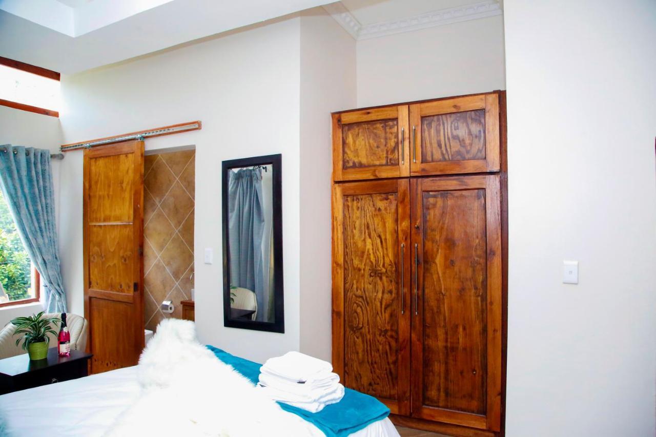 Travetel Or Tambo Airport Hotel Kempton Park Bagian luar foto